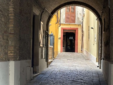 Foto Negozio in Portico Pomenti, Atri Centro di 150 m² con 1 locali