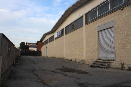 Foto Capannone industriale in via matera 2, Cesano Maderno di 665 m²