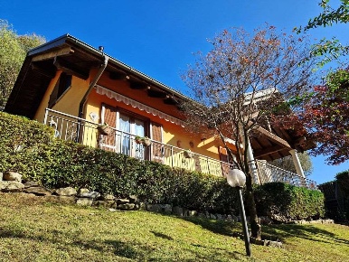 Foto Villa unifamiliare in Via Vallestrona, Omegna di 150 m² con 6 locali