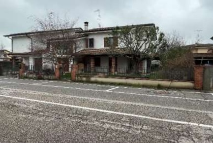 Foto Appartamento in Via Federico Fellini, Pegognaga Centro di 241 m²