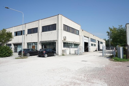 Foto Capannone industriale in Via degli Artigiani, Gubbio di 1065 m²