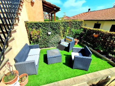 Foto Villa a schiera in VIA 1 MAGGIO, Sutri di 102 m² con 5 locali