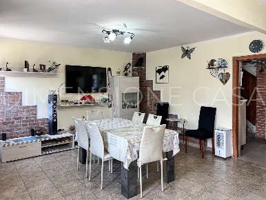 Foto Case semi ndipendenti a Mirandola di 101 m² con 5 locali in vendita