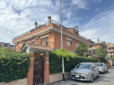 Foto Appartamento in Via Pentone 19, Roma Anagnina di 112 m² con 4 locali
