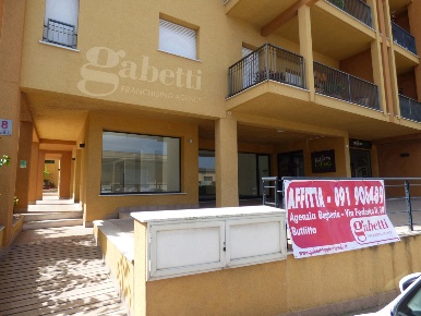 Foto Negozio in Via Federico II 8, Bagheria Centro di 140 m² con 1 locali