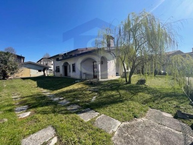 Foto Casa indipendente a Budoia Centro di 300 m² con 12 locali in vendita