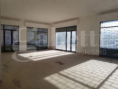 Foto Negozio in Via Cortile Greco 28, Bagheria Centro di 150 m² in affitto