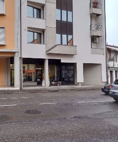 Foto Negozio in Via Tombetta 142/A, Verona Borgo Roma di 70 m² con 2 locali