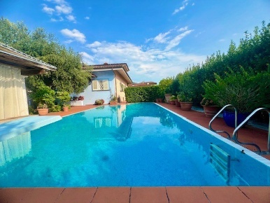 Foto Villa unifamiliare a Seravezza Centro di 200 m² con 12 locali