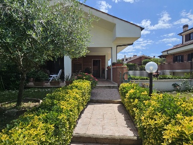 Foto Villa unifamiliare in via Poggio Fiorito, Guidonia Montecelio