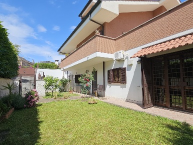 Foto Villa unifamiliare in via Poggio Fiorito, Guidonia Montecelio