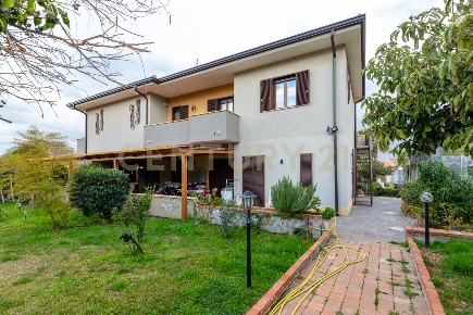 Foto Villa bifamiliare in VIA ETNEA 168, Tremestieri Etneo Centro di 90 m²