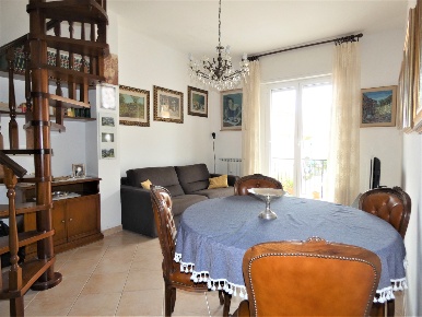 Foto Appartamento in Via Isonzo 16, Loano Centro di 100 m² con 7 locali