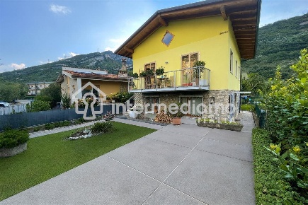 Foto Villa bifamiliare a Nago-Torbole di 240 m² con 8 locali in vendita