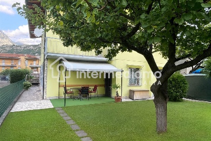 Foto Villa bifamiliare a Nago-Torbole di 240 m² con 8 locali in vendita