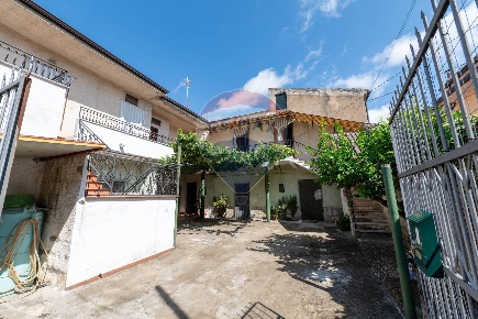 Foto Casa indipendente in Via Vico Nuovo, Carinola Nocelleto di 240 m²