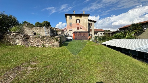 Foto Appartamento in Via Pianazzo, Luino di 150 m² con 4 locali in vendita