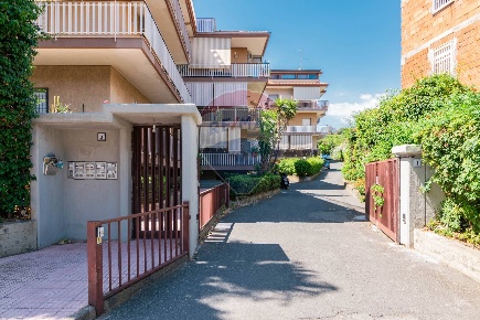 Foto Appartamento in Via Virgilio, Aci Catena Centro di 108 m² con 4 locali
