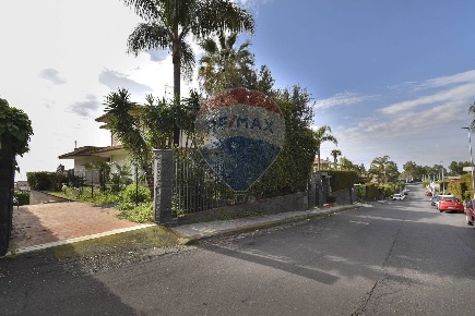 Foto Villa singola in VIA LUCIANO TOMASELLO, Aci Catena Nizzeti di 394 m²
