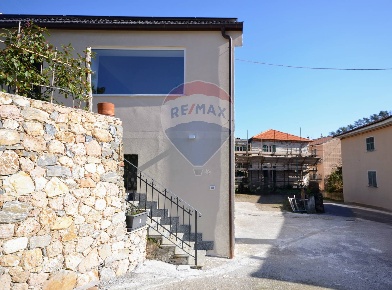 Foto Casa indipendente a Quiliano di 200 m² con 8 locali in vendita