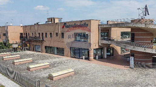 Foto Attività commerciale a Cavernago Triangolo Di Cavernago di 2860 m²