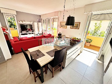 Foto Appartamento in via calabria, Pietrasanta di 110 m² con 6 locali