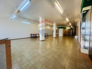 Foto Locale commerciale in via generale cascino, Vittoria Centro di 291 m²