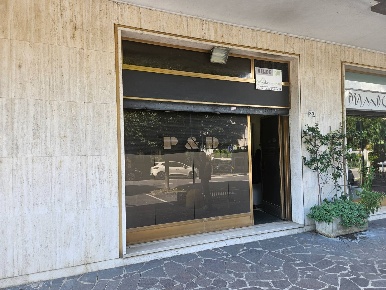 Foto Negozio in VIA VERDI, Melzo di 48 m² in vendita