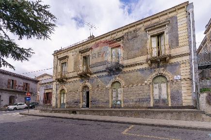 Foto Casa indipendente in Piazza Carmine 1, Nicolosi di 481 m² in vendita