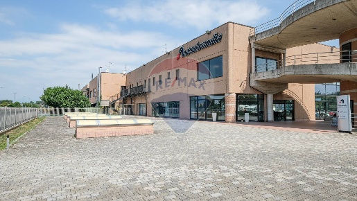 Foto Negozio a Cavernago Triangolo Di Cavernago di 2860 m² con 1 locali