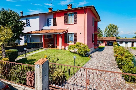 Foto Villa unifamiliare in Via Giacomo Perlasca, Brandico Centro di 280 m²