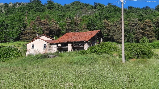 Foto Rustico a Cairo Montenotte di 300 m² con 8 locali in vendita