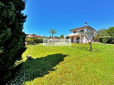 Foto Villa unifamiliare in via tonfano, Pietrasanta di 200 m² con 12 locali