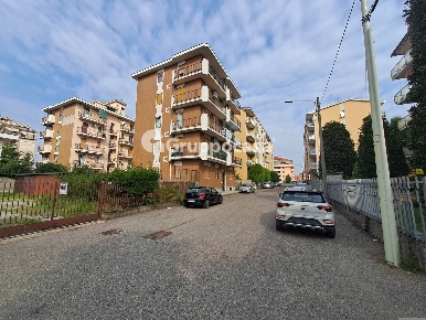 Foto Appartamento in Via Aspromonte, Magenta Centro di 66 m² con 3 locali