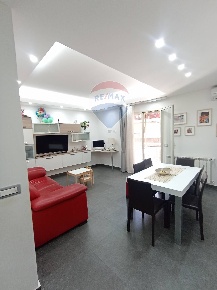 Foto Appartamento in via IV novembre, Aci Catena Centro di 106 m²