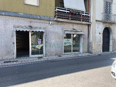 Foto Locale commerciale a Mercogliano di 100 m² con 1 locali in affitto
