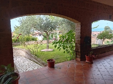 Foto Villa unifamiliare in Via dei Tirreni, Fabrica di Roma di 190 m²