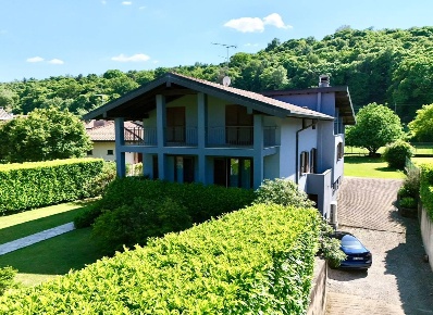 Foto Villa unifamiliare a Dormelletto di 440 m² con 7 locali in vendita