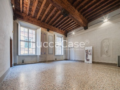 Foto Appartamento a Lucca Piazza Napoleone - San Michele di 280 m²