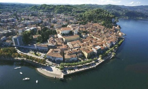 Foto Ristorante a Arona Centro di 220 m² con 3 locali in affitto