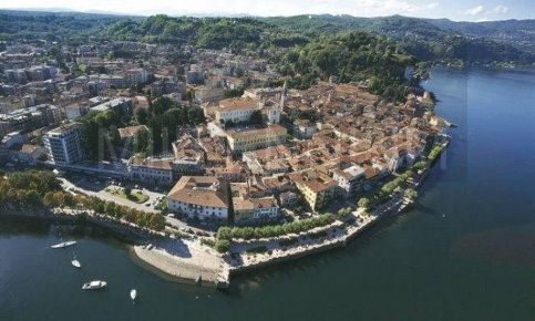 Foto Ristorante a Arona Centro di 220 m² con 3 locali in affitto