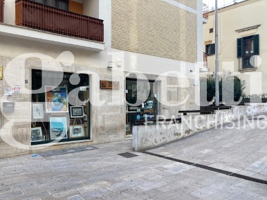 Foto Negozio in Via casimiro 24, Brindisi Centro Storico di 150 m²