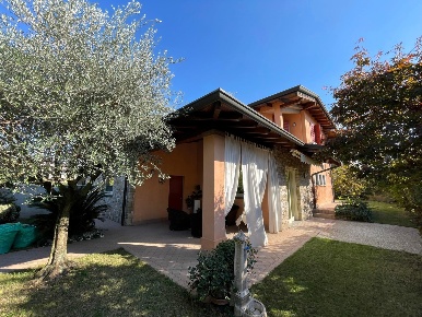 Foto Villa bifamiliare in Via REVERBERI 26, Rovato Centro di 240 m²