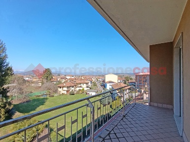 Foto Appartamento in 2 Giugno, Arona Centro di 166 m² con 4 locali