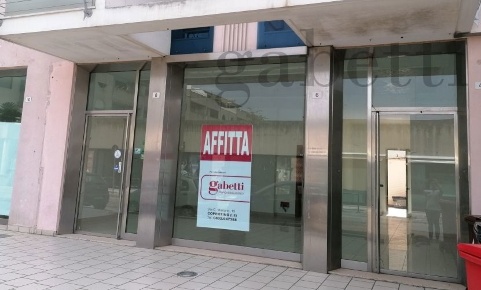 Foto Negozio in Via Don Rosario Trono 6, Copertino di 72 m² in affitto