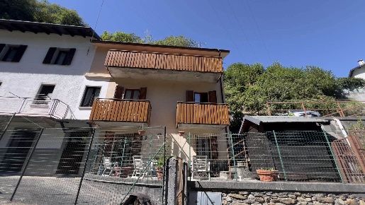 Foto Case semi ndipendenti in Via Ticc 2, Rasura di 146 m² con 8 locali