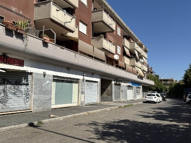 Foto Negozio in via Casale Agostinelli  140, Roma Morena di 52 m²
