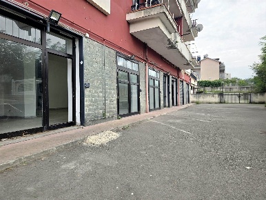 Foto Negozio in Via Sant'Andrea  14, Baronissi Antessano di 300 m²