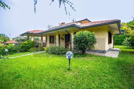 Foto Villa unifamiliare in via Luciano Manara 24, Besana in Brianza