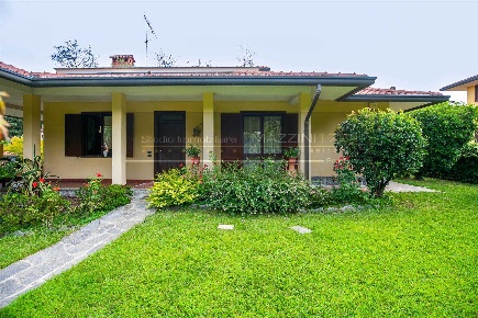 Foto Villa unifamiliare in via Luciano Manara 24, Besana in Brianza